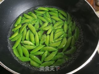 虾球豆角炒蛋步骤4