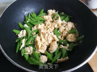 虾球豆角炒蛋步骤8
