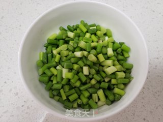 蒜苔炒火腿肠玉米粒步骤1