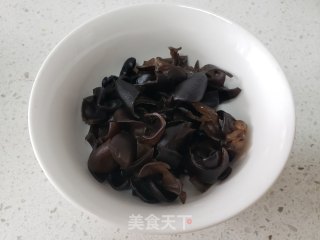 蒜苔炒火腿肠玉米粒步骤4