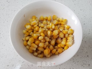蒜苔炒火腿肠玉米粒步骤3