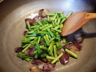 腊味炒蒜苗步骤5