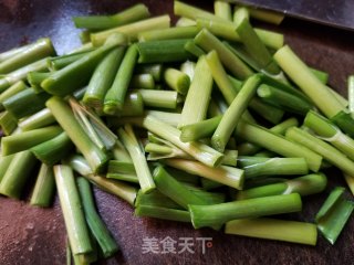 腊味炒蒜苗步骤2