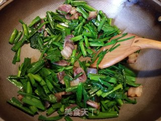 腊味炒蒜苗步骤7