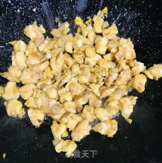 菠萝炒鸭心掌步骤4
