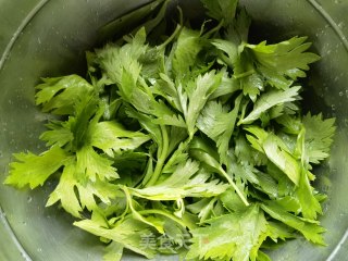 红薯土豆蒸芹菜叶步骤1
