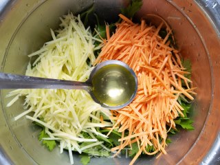 红薯土豆蒸芹菜叶步骤5