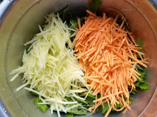 红薯土豆蒸芹菜叶步骤4