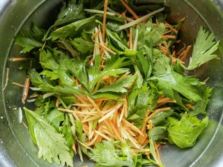 红薯土豆蒸芹菜叶步骤6
