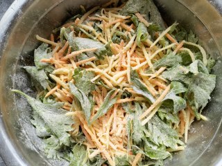 红薯土豆蒸芹菜叶步骤8