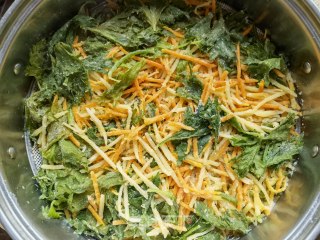 红薯土豆蒸芹菜叶步骤10