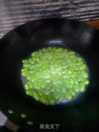 炒蚕豆。步骤3