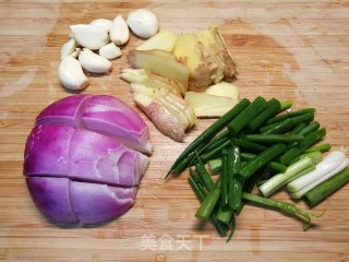 连汤汁也没放过，味美鲜嫩～十三香焖小龙虾步骤1