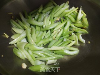 西芹炒海笋步骤7