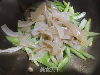西芹炒海笋步骤9