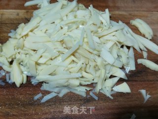 雪菜豌豆炒笋丝步骤1