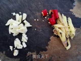 磨芋煮鱼步骤3
