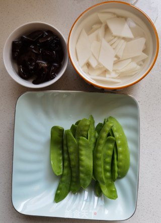 荷兰豆炒山药步骤1