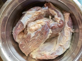 辣卤牛腱步骤1