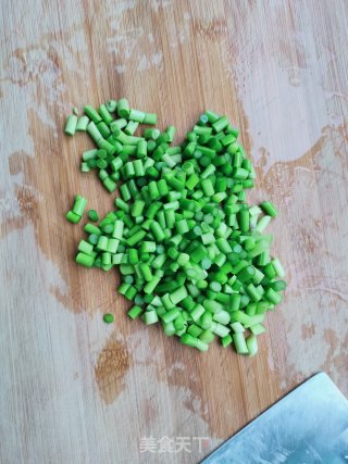 蒜薹西红柿炒鸡蛋步骤2