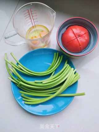 蒜薹西红柿炒鸡蛋步骤1