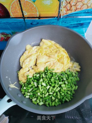 蒜薹西红柿炒鸡蛋步骤5
