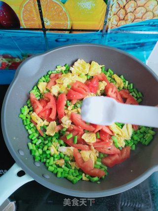 蒜薹西红柿炒鸡蛋步骤8