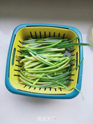 蒜薹木耳炒肉丝步骤1