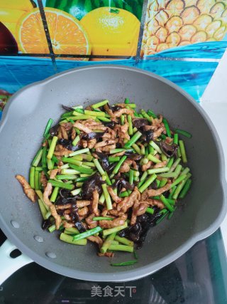 蒜薹木耳炒肉丝步骤12