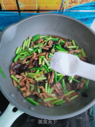 蒜薹木耳炒肉丝步骤13