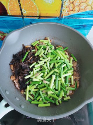 蒜薹木耳炒肉丝步骤11