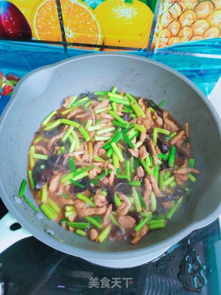 蒜薹木耳炒肉丝步骤14