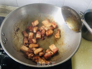 红烧肉烩白菜粉条步骤1