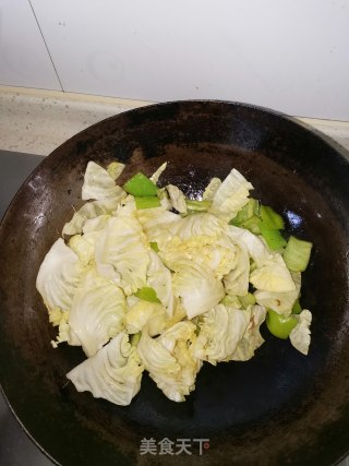 圆白菜炒尖椒步骤3