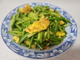 蒜苔炒鸭蛋步骤6