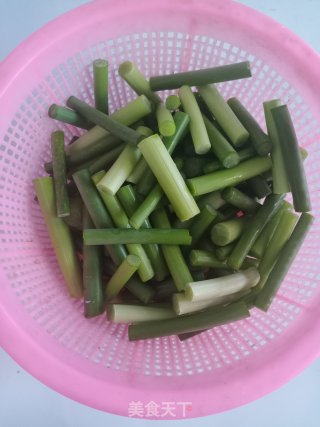 蒜苔炒卤肉皮步骤2