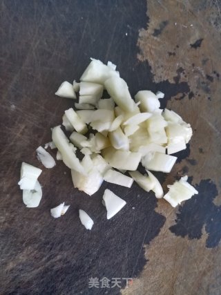 蒜苔炒卤肉皮步骤3