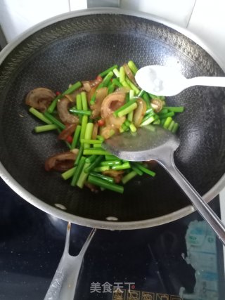 蒜苔炒卤肉皮步骤8