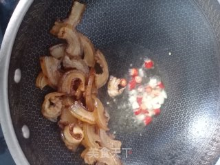 蒜苔炒卤肉皮步骤6