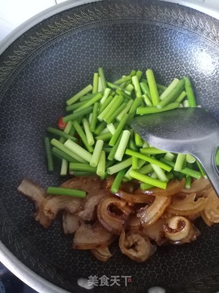 蒜苔炒卤肉皮步骤7