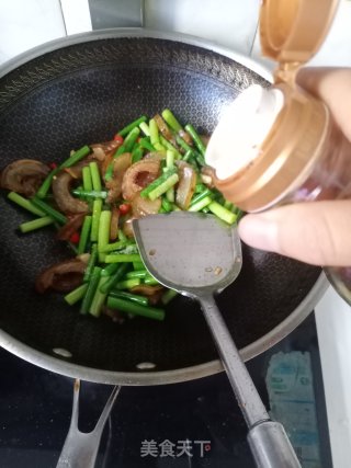 蒜苔炒卤肉皮步骤9