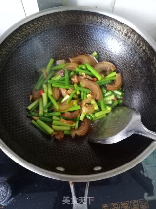 蒜苔炒卤肉皮步骤10