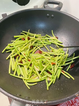 炝炒藜蒿步骤3