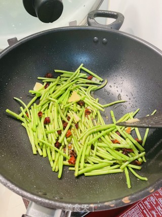 炝炒藜蒿步骤4