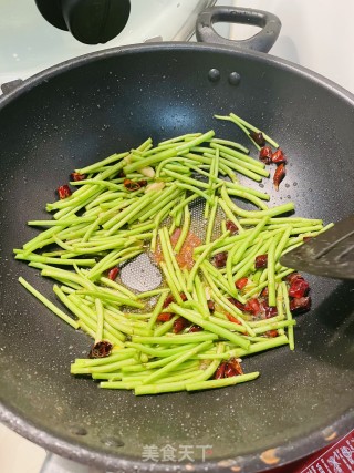炝炒藜蒿步骤5
