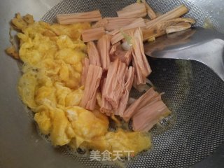 鸡蛋炒腐竹步骤3