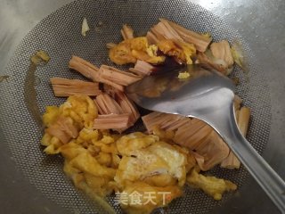 鸡蛋炒腐竹步骤4