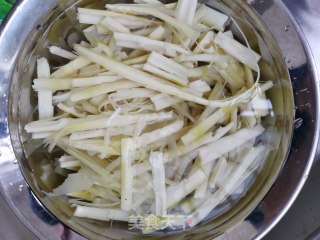 豆豉紫苏炒春笋步骤1
