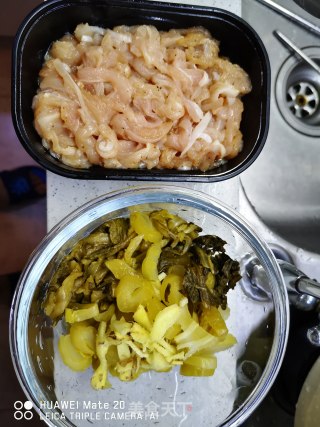 鸡丝酸菜步骤1