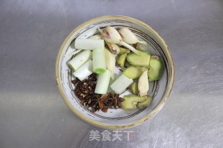 腔骨炖萝卜步骤2